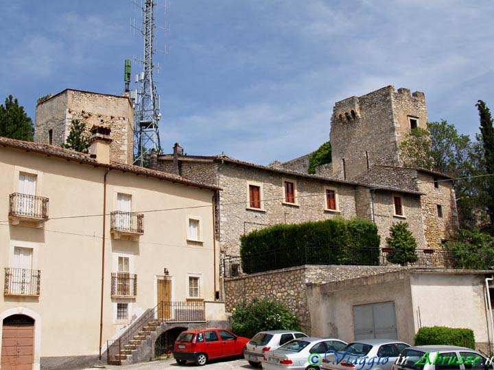 24_P5255205+.jpg - 24_P5255205+.jpg - L'antico borgo fortificato di Castello, frazione di Fagnano Alto.