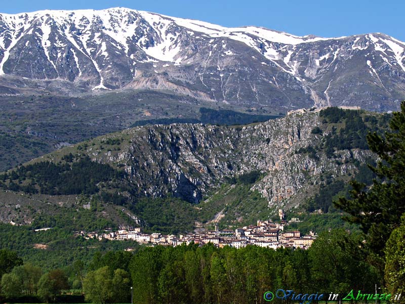 02_P5044120+.jpg - 02_P5044120+.jpg - Il borgo di Fossa, il castello di Ocre (XIII sec.) e i monti d'Ocre (2.204 m.).