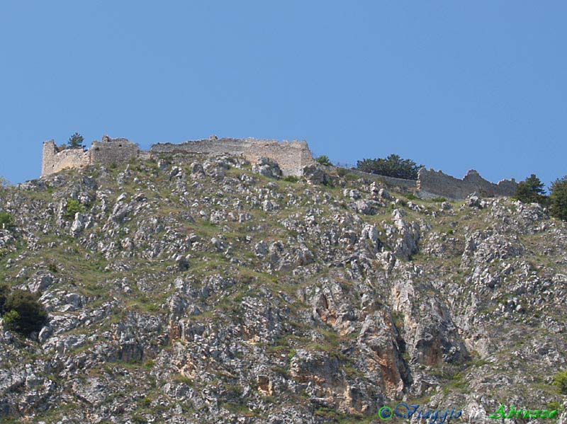09_P5044216+.jpg - 09_P5044216+.jpg - I ruderi del castello medievale di Ocre (XIII) dominano l'abitato di Fossa.