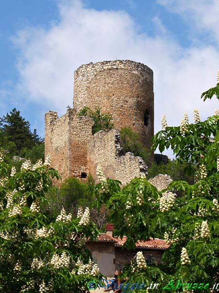 14_P5044279+.jpg - 14_P5044279+.jpg - Le rovine dell'antico castello o recinto fortificato.