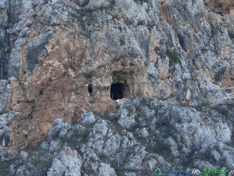 24_P1010042+.jpg - 24_P1010042+.jpg - La grotta dove anticamente venivano celebrati riti in onore di Mitra (II sec. d.C.).