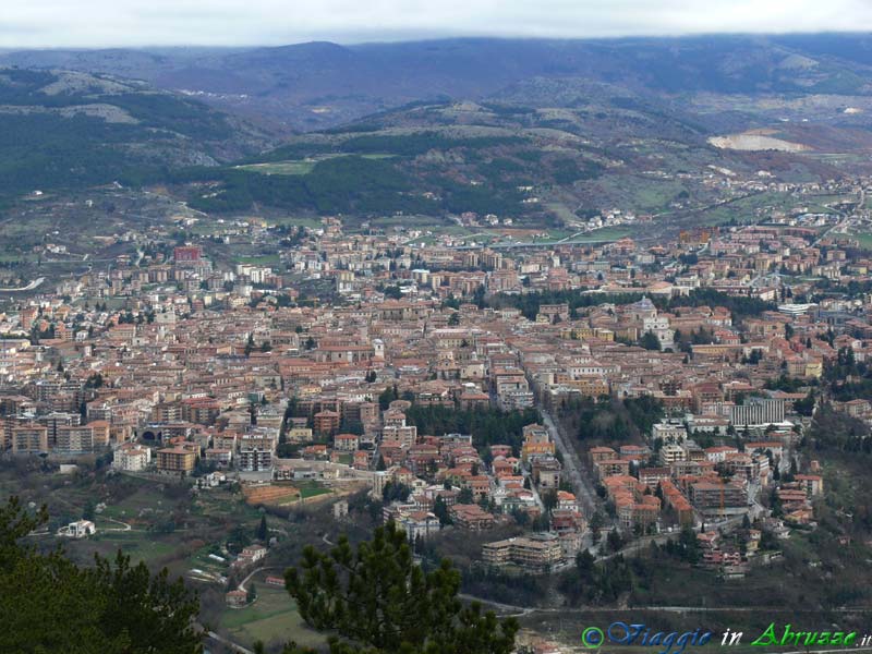 03_P1000367+.jpg - 03_P1000367+.jpg - Panorama della città capoluogo della Regione Abruzzo.