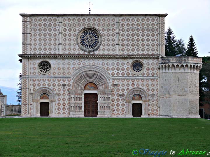 04_P1000380+.jpg - 04_P1000380+.jpg - La stupenda Basilica "S. Maria di Collemaggio" (XIII sec.).
