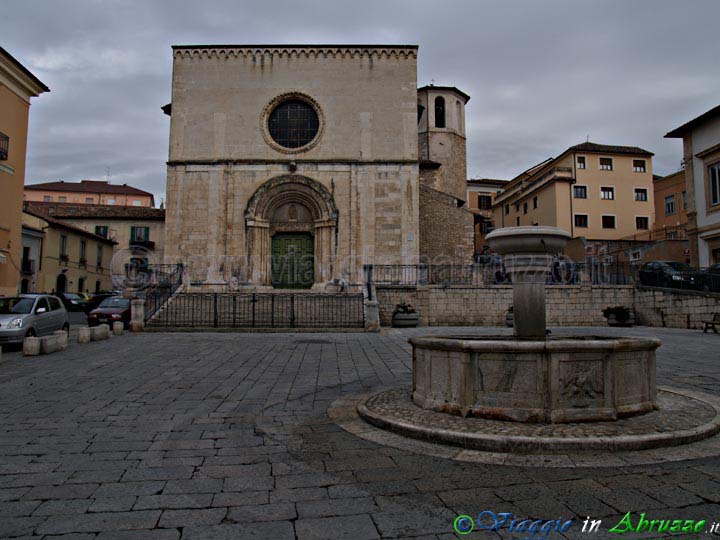 12_P1101517+.jpg - 12_P1101517+.jpg - La chiesa di S. Pietro a Coppito (XIII sec.).