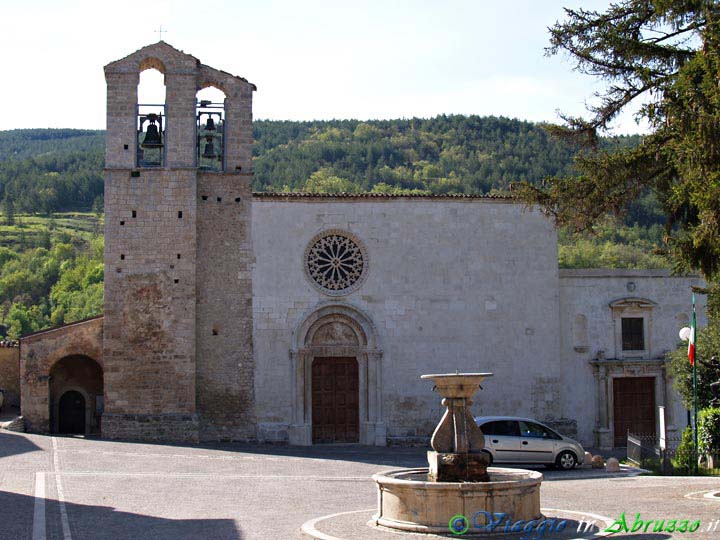 32_P5114384+.jpg - 32_P5114384+.jpg - Assergi, frazione dell'Aquila: chiesa di S. Maria Assunta (XII sec.).