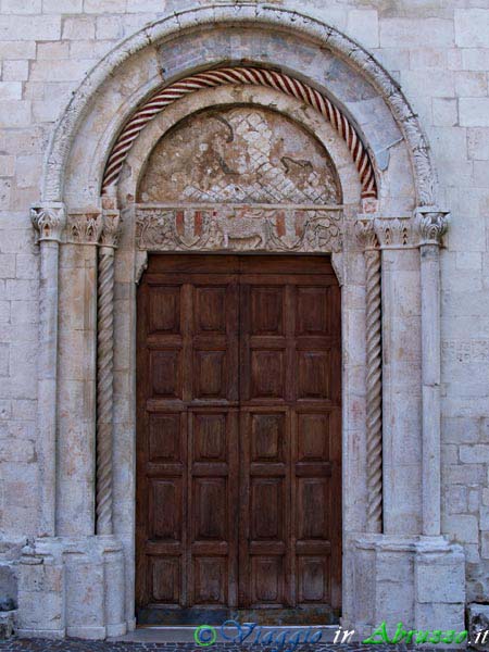 33_P5114385+.jpg - 33_P5114385+.jpg - Assergi, frazione dell'Aquila: il portale della   chiesa di S. Maria Assunta (XII sec.).
