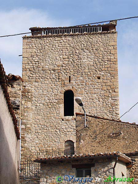 36_P2028137+.jpg - 36_P2028137+.jpg - La torre principale dell'antico borgo fortificato  di Camarda (787 m. slm.), frazione dell'Aquila.
