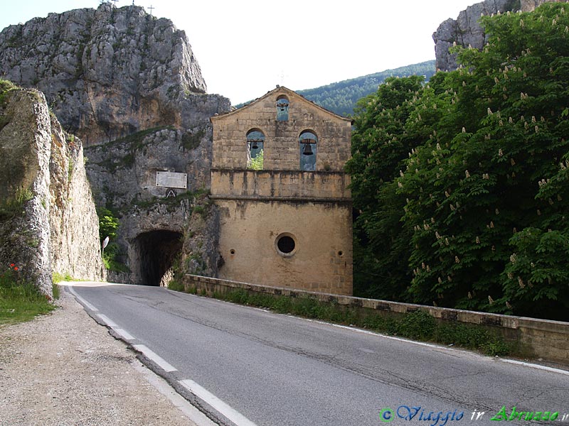 39_P5254887+.jpg - 39_P5254887+.jpg - Paganica (660 m. slm.), frazione dell'Aquila: il suggestivo Santuario della Madonna d'Appari (XIII sec.), stretto tra la roccia e il torrente Raiale.