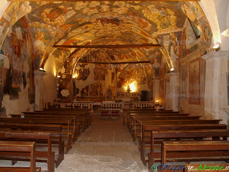 42_P5255228+.jpg - 42_P5255228+.jpg - Paganica (660 m. slm.), frazione dell'Aquila: il suggestivo Santuario della Madonna d'Appari (XIII sec.).