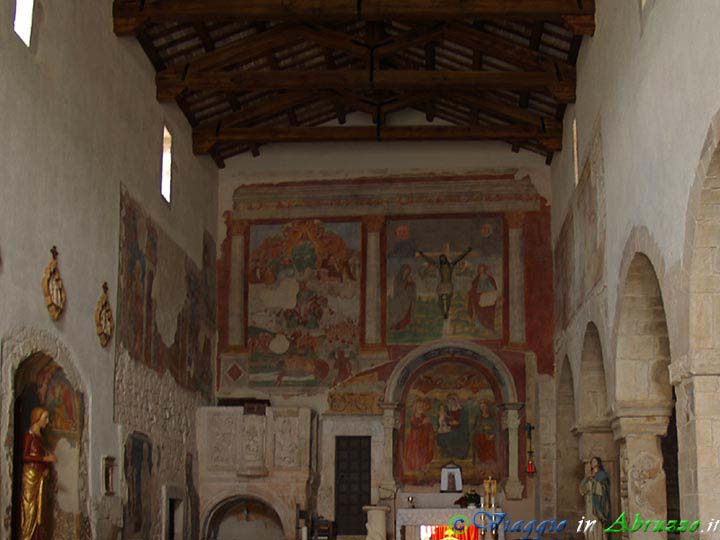 45_P5305605+.jpg - 45_P5305605+.jpg - Bazzano (590 m. slm.), frazione dell'Aquila: la chiesa di S. Giusta (XIII sec.), uno dei monumenti più importanti della regione.