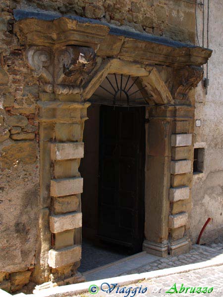 18_P7017354+.jpg - 18_P7017354+.jpg - Il bel portale di un antico palazzo nel centro storico del borgo.