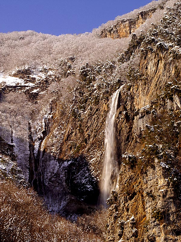 01_cascata+.jpg - 01_cascata+.jpg - La spettacolare cascata di "ZompoLo Schioppo", nella omonima Riserva Naturale. La cascata, alta più di 80 m., è una delle più suggestive di tutto l'Appennino. (Foto gentilmente fornita dal Comune di Morino).