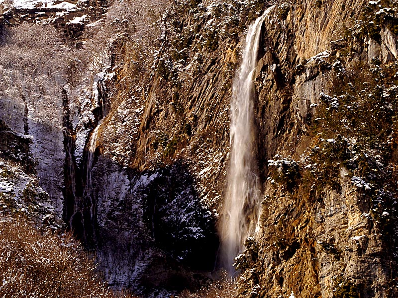 02_cascata+.jpg - 02_cascata+.jpg - La spettacolare cascata di "ZompoLo Schioppo", nella omonima Riserva Naturale. La cascata, alta più di 80 m., è una delle più suggestive di tutto l'Appennino. (Foto gentilmente fornita dal Comune di Morino).