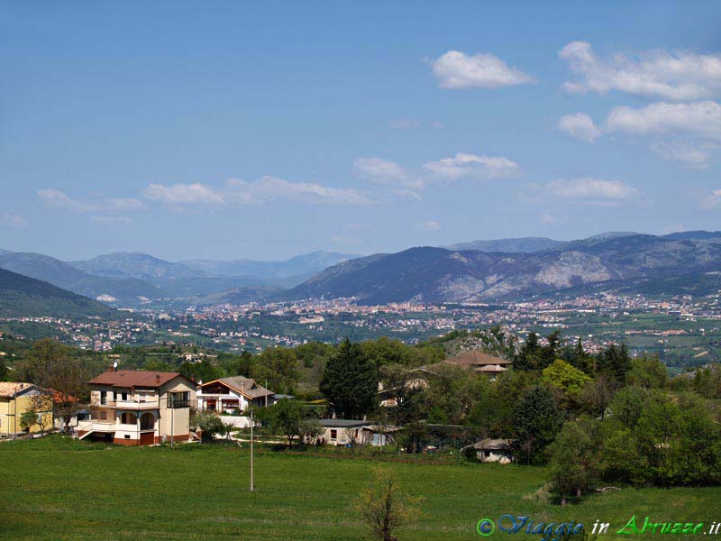 08_P5044201+.jpg - 08_P5044201+.jpg - S. Panfilo d'Ocre (850 m. slm.): panorama del capoluogo regionala L'Aquila e  della conca aquilana.