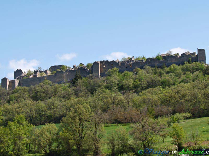 11_P5044163+.jpg - 11_P5044163+.jpg - Il castello medievale di Ocre visto da S. Panfilo d'Ocre.