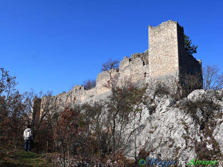 14_P1010013+.jpg - 14_P1010013+.jpg - I resti del castello medievale di Ocre (XIII sec.).