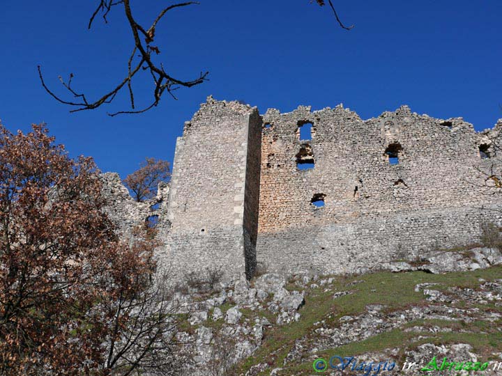 15_P1010001+.jpg - 15_P1010001+.jpg - I resti del castello medievale di Ocre (XIII sec.).
