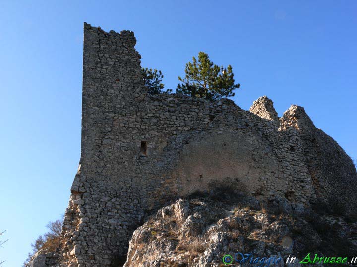 16_P1010010+.jpg - 16_P1010010+.jpg - I resti del castello medievale di Ocre (XIII sec.).