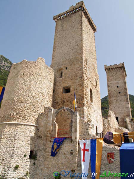 03_P8198262+.jpg - 03_P8198262+.jpg - Il castello medievale  Caldora-Cantelmo (XIII sec.).