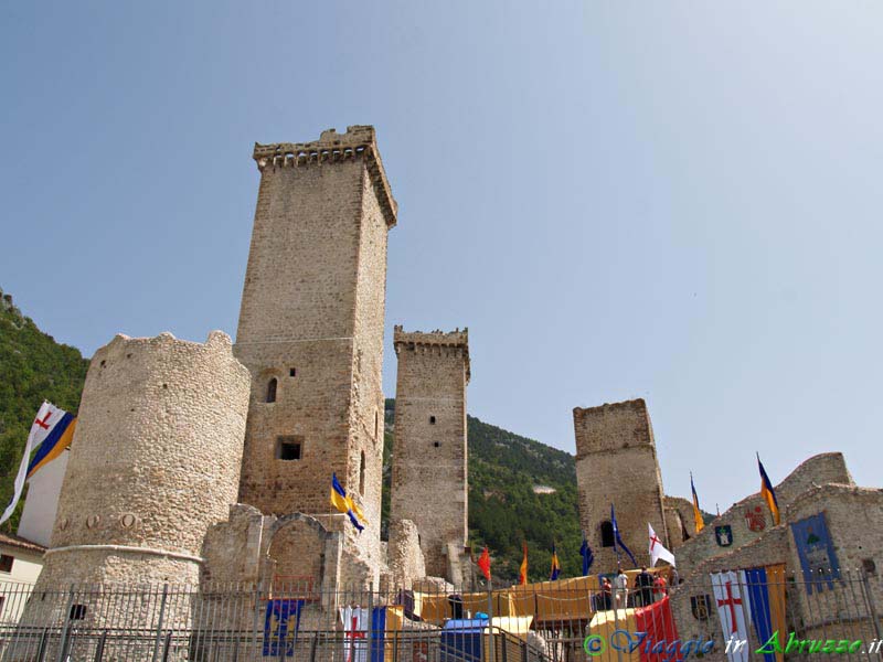 04_P8198280+.jpg - 04_P8198280+.jpg - Il castello medievale  Caldora-Cantelmo (XIII sec.).