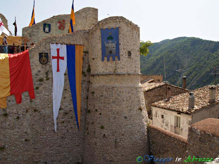12_P8198261+.jpg - 12_P8198261+.jpg - Il castello medievale  Caldora-Cantelmo (XIII sec.).