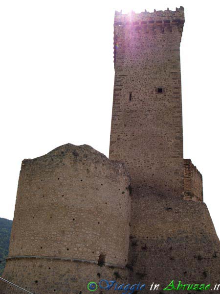 13_P8198252+.jpg - 13_P8198252+.jpg - Il castello medievale  Caldora-Cantelmo (XIII sec.).