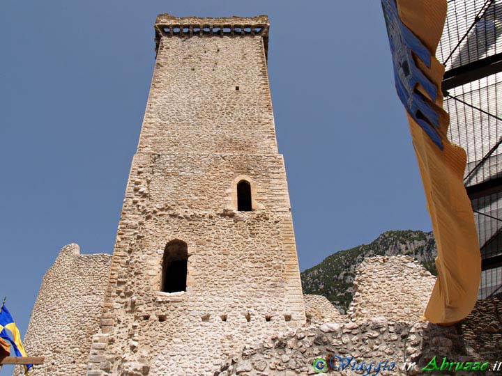 16_P8198277+.jpg - 16_P8198277+.jpg - Il castello medievale  Caldora-Cantelmo (XIII sec.).