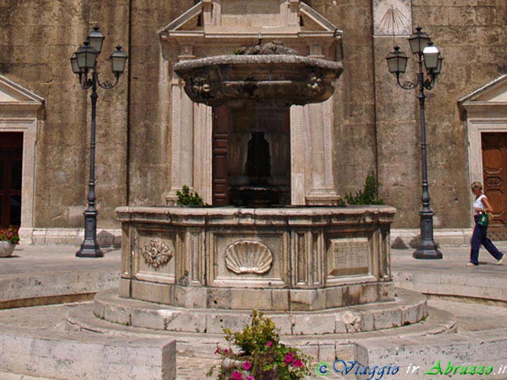 22_P8198401++.jpg - 22_P8198401++.jpg - La fontana di Piazza del Popolo (XVII sec.).