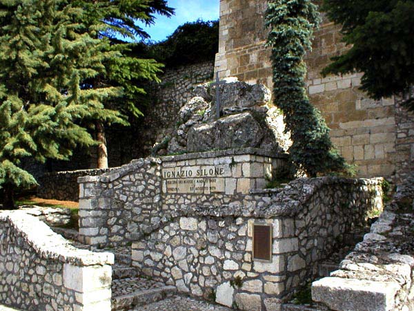 03_PA140067+.jpg - 03_PA140067+.jpg - La tomba di Ignazio Silone, figlio di Pescina (Foto gentilmente concessa dal Comune di Pescina).