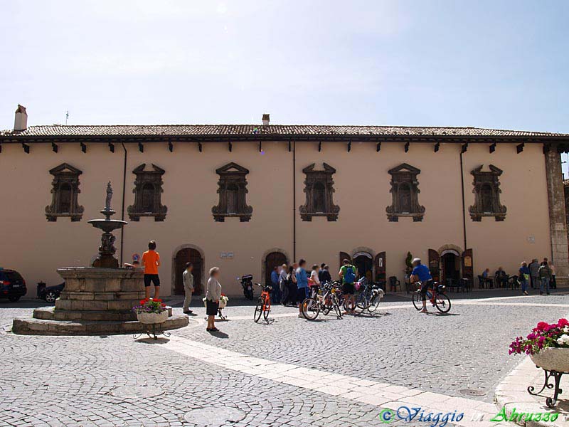 06-P6015628+.jpg - 06-P6015628+.jpg - Il Palazzo Fanzago (XVII sec.), ex monastero di clausura. Il palazzo attualmente ospita il Museo dell'Artigianato Artistico pescolano.