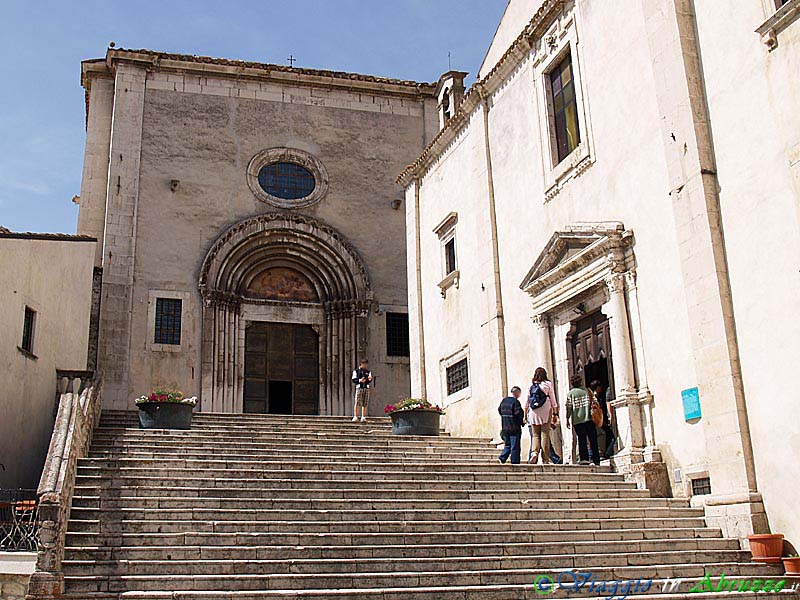 08-P6015648+.jpg - 08-P6015648+.jpg - La collegiata di S. Maria del Colle (al centro della foto). La chiesa, gravemente danneggiata da un terremoto nel 1456, fu ricostruita nel 1466. Sul lato destro della scenografica scalinata si affaccia la  chiesa di S. Maria del Suffragio (XVI sec.). 