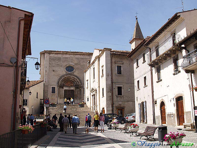18-P6015644+.jpg - 18-P6015644+.jpg - Un suggestivo angolo del centro storico: in cima alla scalinata la collegiata di S. Maria del Colle, con il maestoso portale; sulla destra si riconosce la chiesa di S. Maria del Suffragio (XVI sec.).