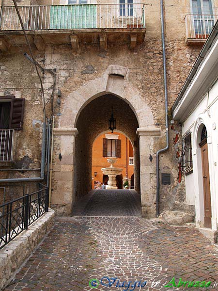 08_P6015864+.jpg - 08_P6015864+.jpg - Una delle superstiti sei porte di accesso che caratterizzavano l'antico borgo fortificato.