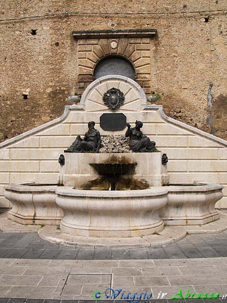 16_P6015874+.jpg - 16_P6015874+.jpg - La "Fontana Monumentale" (1897) in Piazza Umberto I.