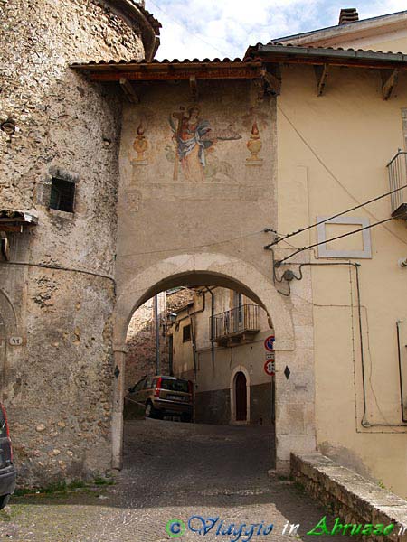 18_P6015900+.jpg - 18_P6015900+.jpg - Una delle superstiti sei porte di accesso che caratterizzavano l'antico borgo fortificato.