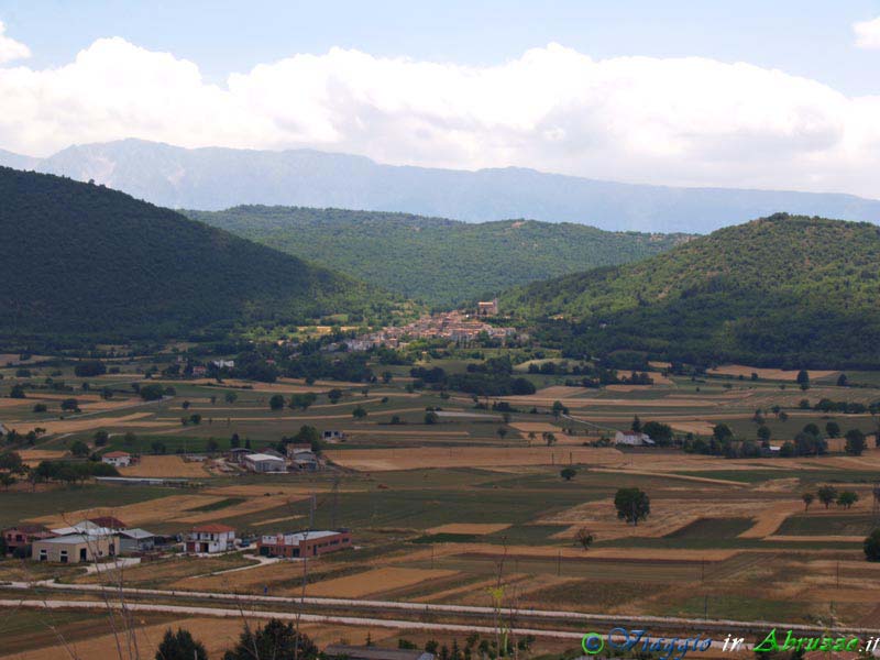 14_P7048029+.jpg - 14_P7048029+.jpg - Il borgo di Tussio, frazione di Prata d'Andisonia, situato sulla 'Piana di Navelli', altopiano celebre per la produzione del miglior zafferano del mondo.
