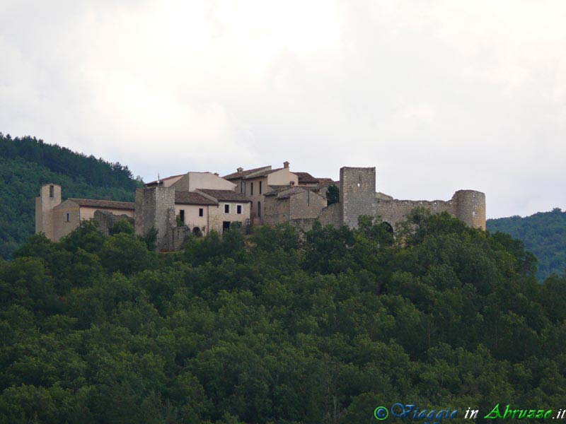 16_P1050387+.jpg - 16_P1050387+.jpg - Il borgo medievale fortificato di Castelcamponeschi (o castello di Prata, XII sec.), oggi disabitato.