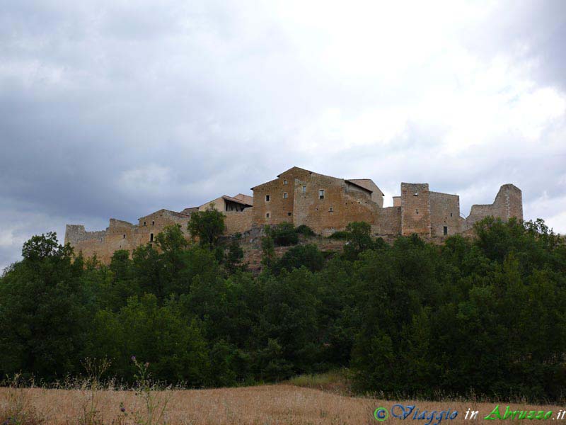 17_P1050349+.jpg - 17_P1050349+.jpg - Il borgo medievale fortificato di Castelcamponeschi (o castello di Prata, XII sec.), oggi disabitato.