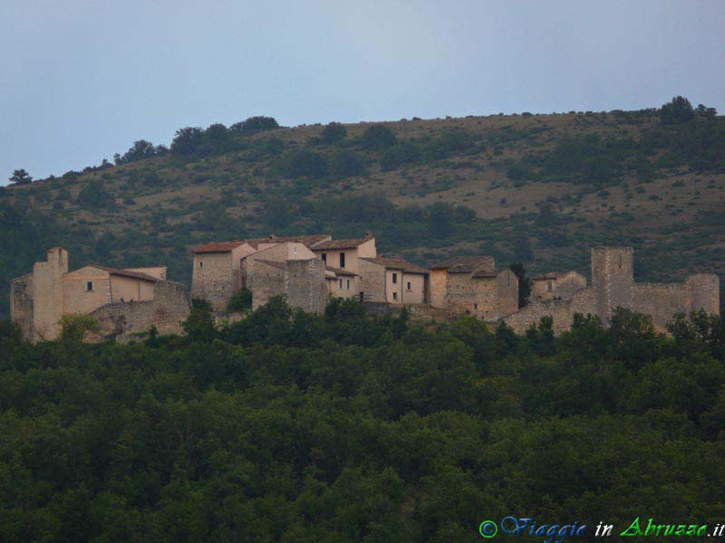 18_P1050347+.jpg - 18_P1050347+.jpg - Il borgo medievale fortificato di Castelcamponeschi (o castello di Prata, XII sec.), oggi disabitato.