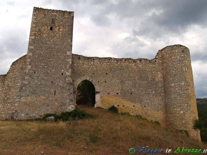 19_P7048196+.jpg - 19_P7048196+.jpg - Le possenti mura che circondano il borgo medievale fortificato di Castelcamponeschi (o castello di Prata, XII sec.).