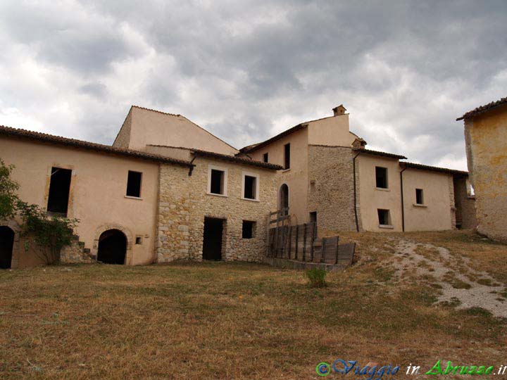 20_P7048179+.jpg - 20_P7048179+.jpg - Il borgo medievale fortificato di Castelcamponeschi (o castello di Prata, XII sec.), situato vicino al sito archeologico di Peltuinum.