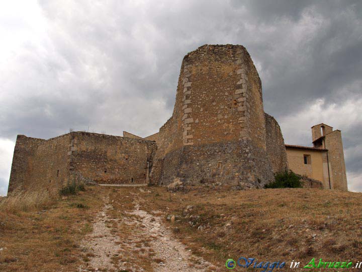 21_P7048166+.jpg - 21_P7048166+.jpg -  Le possenti mura che circondano il borgo medievale fortificato di Castelcamponeschi (o castello di Prata, XII sec.).
