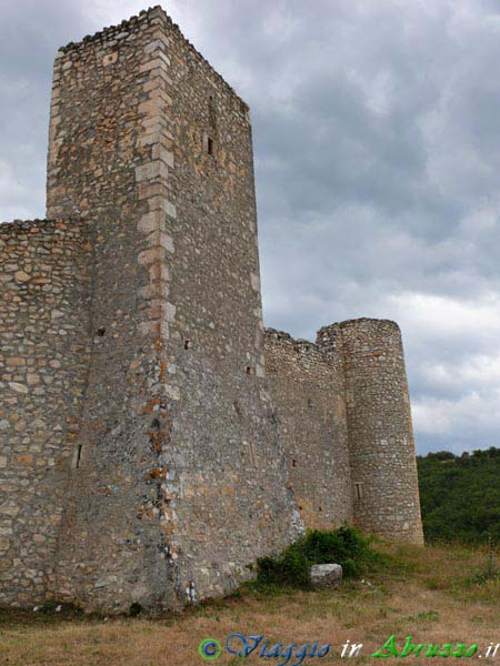 22_P1050357+.jpg - 22_P1050357+.jpg -  Le possenti mura che circondano il borgo medievale fortificato di Castelcamponeschi (o castello di Prata, XII sec.).