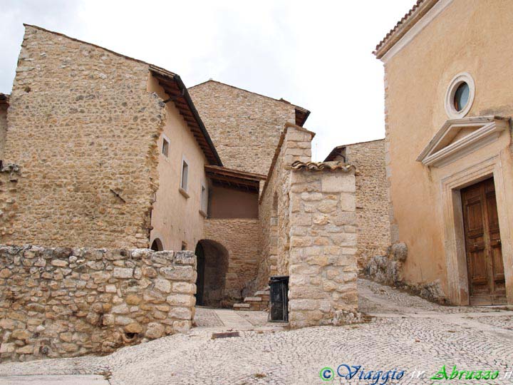 23_P7048189+.jpg - 23_P7048189+.jpg - Il borgo medievale fortificato di Castelcamponeschi (o castello di Prata, XII sec.), situato vicino al sito archeologico di Peltuinum.