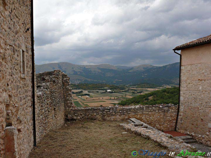 24_P1050361+.jpg - 24_P1050361+.jpg - Panorama dal borgo medievale fortificato di Castelcamponeschi (o castello di Prata, XII sec.), situato vicino al sito archeologico di Peltuinum.
