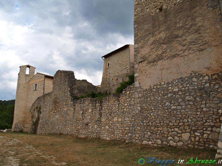 25_P7048198+.jpg - 25_P7048198+.jpg - Il borgo medievale fortificato di Castelcamponeschi (o castello di Prata, XII sec.), oggi disabitato.
