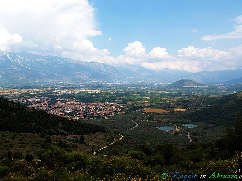 02-P6106990+.jpg - 02-P6106990+.jpg - Panorama di Raiano e della "conca Peligna".