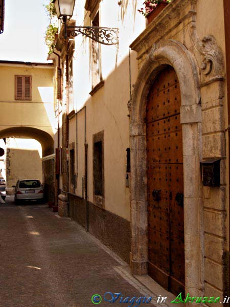 05-P5206477+.jpg - 05-P5206477+.jpg - L'elegante portale di un palazzo del centro storico.