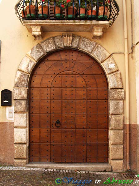 07-P5206469+.jpg - 07-P5206469+.jpg - L'elegante portale di un palazzo del centro storico.