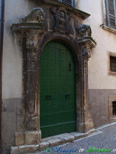 15-P5206473+.jpg - 15-P5206473+.jpg - Il ricco portale di un palazzo del centro storico.